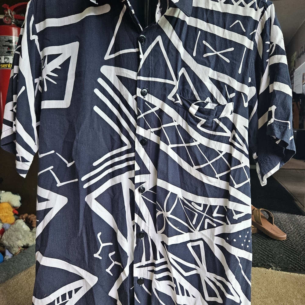 Missing Polynesia. Casual Short-Sleeve Button-Down Shirt in Navy & White